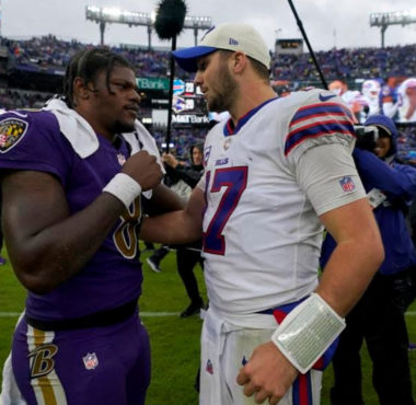 QB Lamar Jackson (izquierda), QB Josh Allen (derecha)