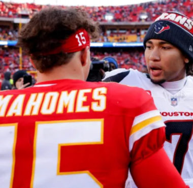 QB Patrick Mahomes (izquierda), QB C.J. Stroud (derecha)