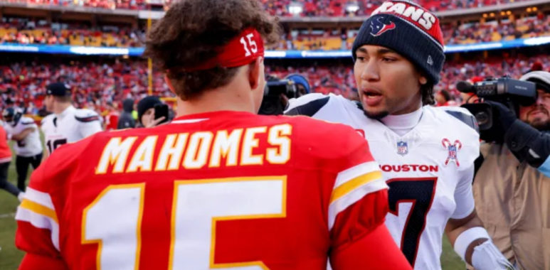 QB Patrick Mahomes (izquierda), QB C.J. Stroud (derecha)