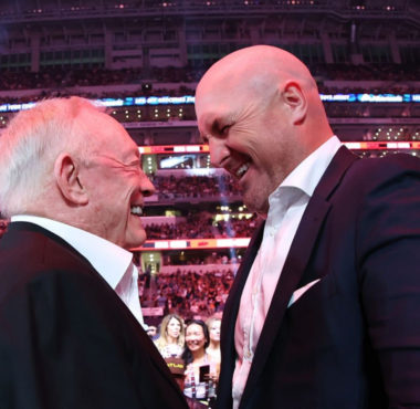 Jerry Jones (izquierda), Jason Witten (derecha)