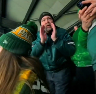 Fan de los Eagles insulta a fan de los Packers