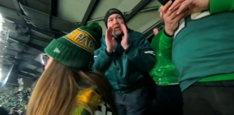 Fan de los Eagles insulta a fan de los Packers