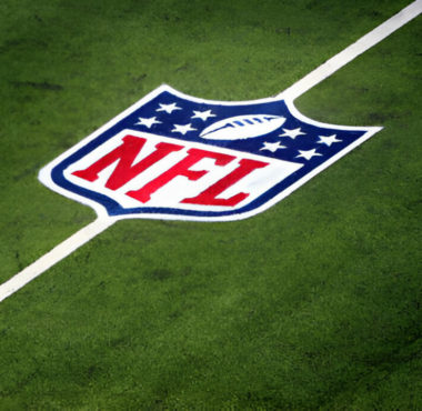 Logo NFL en el césped