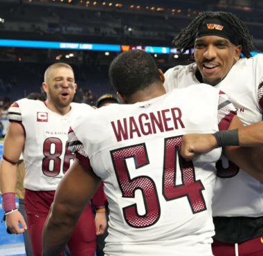 QB Jayden Daniels (derecha), LB Bobby Wagner (centro)