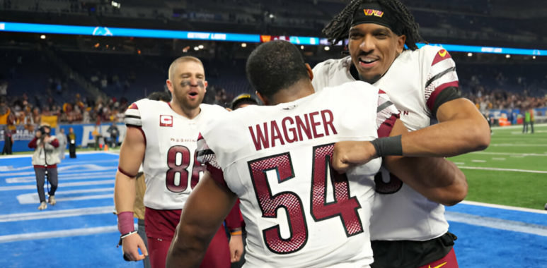 QB Jayden Daniels (derecha), LB Bobby Wagner (centro)