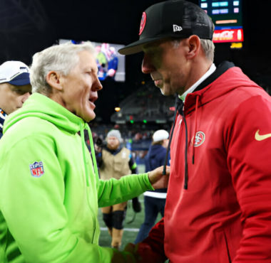 Pete Carroll (izquierda), HC Kyle Shanahan (derecha)