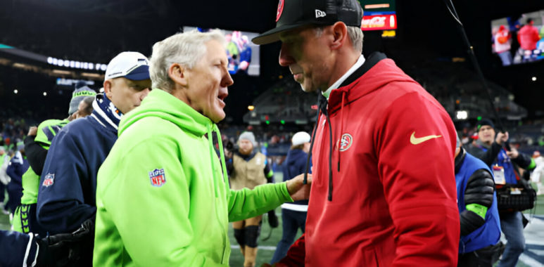 Pete Carroll (izquierda), HC Kyle Shanahan (derecha)