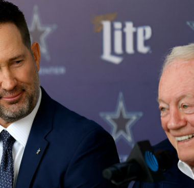 HC Brian Schottenheimer (izquierda), dueño Jerry Jones (derecha), Dallas Cowboys