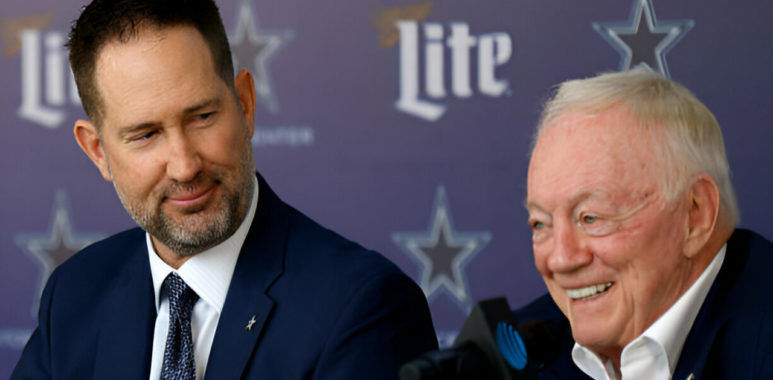 HC Brian Schottenheimer (izquierda), dueño Jerry Jones (derecha), Dallas Cowboys