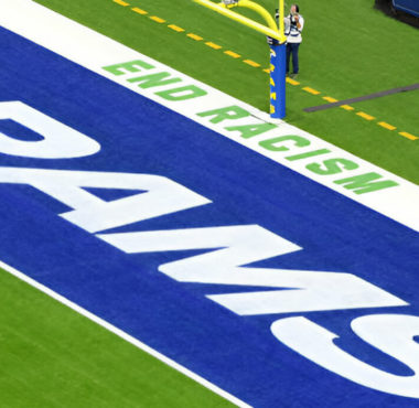 Lema “End Racism” o “Fin al Racismo” en la endzone del Super Bowl LVI.