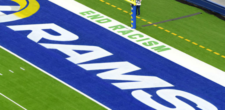 Lema “End Racism” o “Fin al Racismo” en la endzone del Super Bowl LVI.