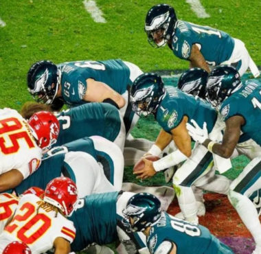 Philadelphia Eagles haciendo la jugada conocida como “Tush Push”