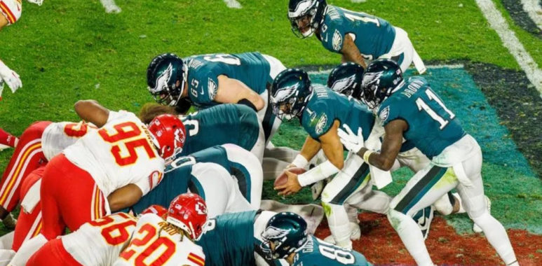 Philadelphia Eagles haciendo la jugada conocida como “Tush Push”