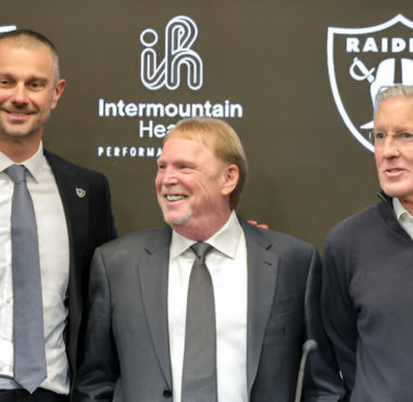 GM John Spytek (izquierda) y Pete Carroll (derecha) posando con el dueño Mark Davis de Las Vegas Raiders