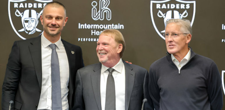 GM John Spytek (izquierda) y Pete Carroll (derecha) posando con el dueño Mark Davis de Las Vegas Raiders