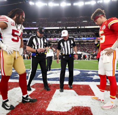 LB Fred Warner (izquierda), QB Patrick Mahomes (derecha)