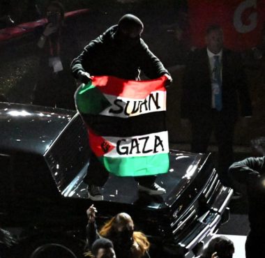 Zul-Qarnain Kwame Nantambu sostuvo una bandera de “liberen Sudán y Gaza” en el Super Bowl LIX
