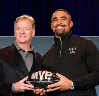 Jalen Hurts, MVP del Super Bowl LIX, junto a Roger Goodell, Comisionado de la NFL