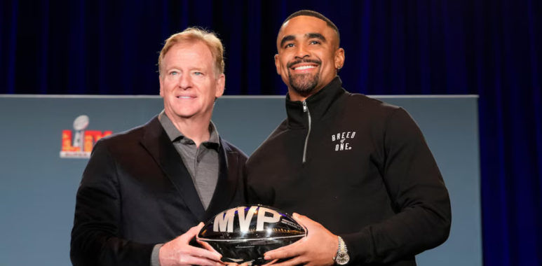 Jalen Hurts, MVP del Super Bowl LIX, junto a Roger Goodell, Comisionado de la NFL